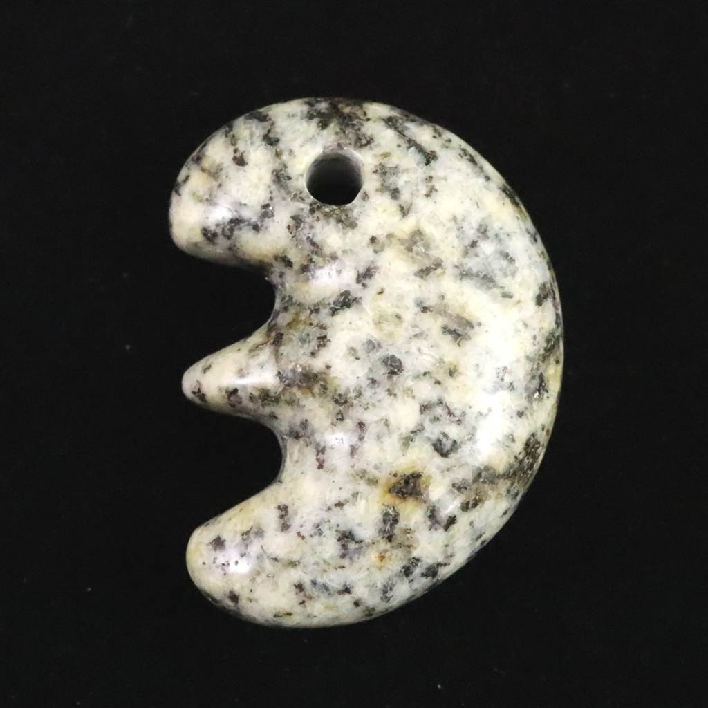 京都府産　鞍馬石 31mm 獣型 勾玉  11.1g　 #76702