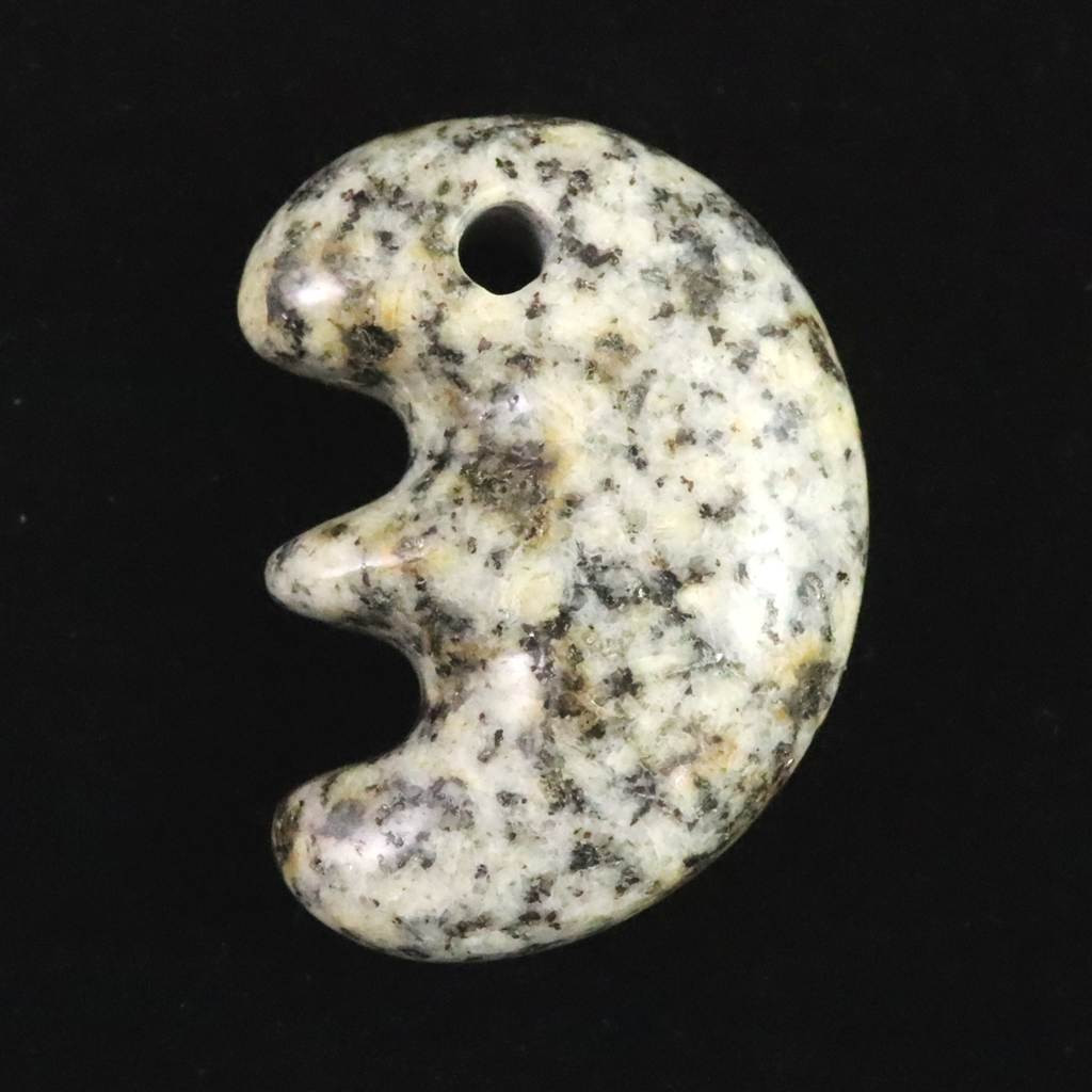 京都府産　鞍馬石 31mm 獣型 勾玉  11.5g　 #61425