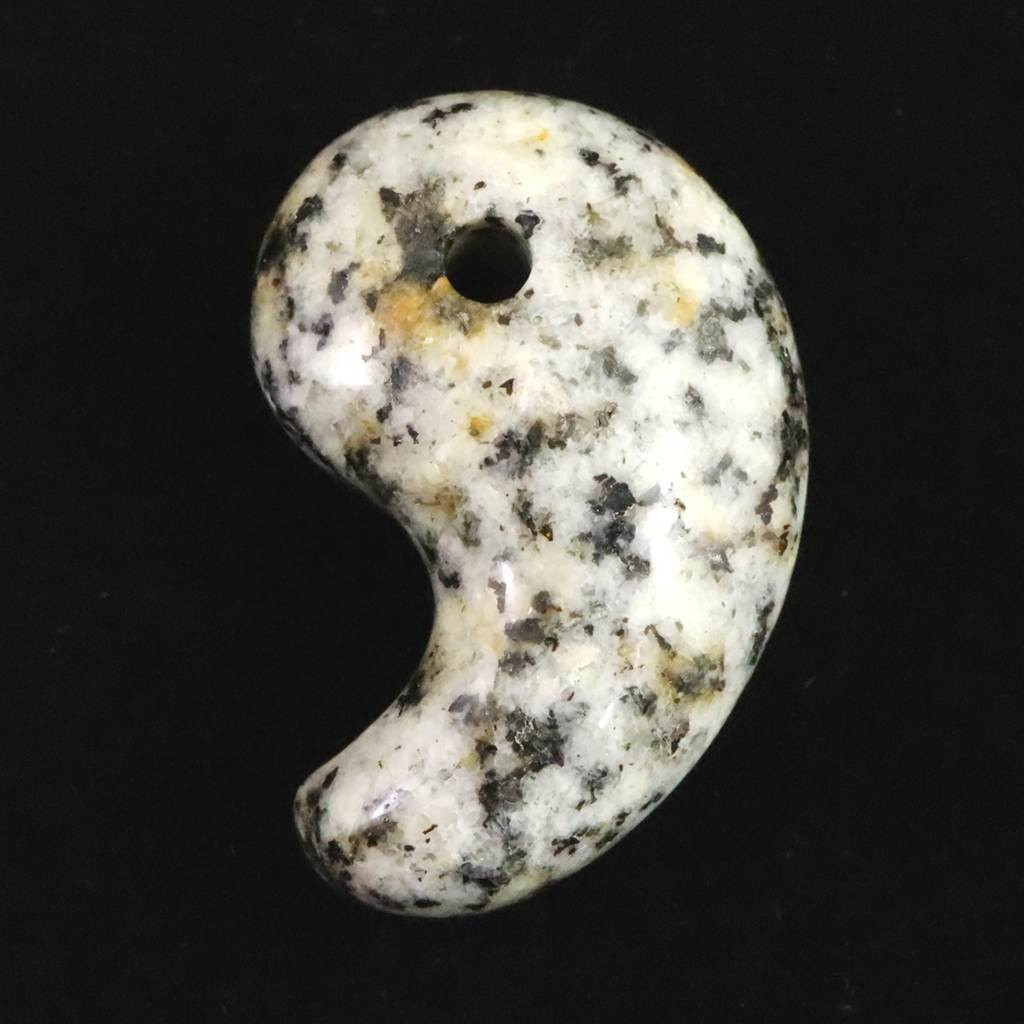 京都府産　鞍馬石 30mm勾玉  9.6g　 #72193