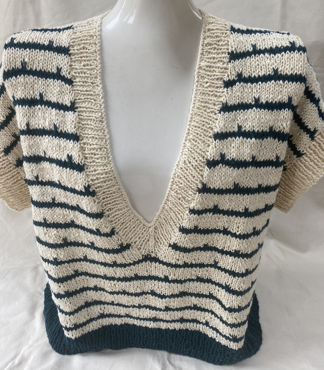 手編みニットベストコットン☆衿元ゆったりVネックぽっちボーダーちょこっと袖