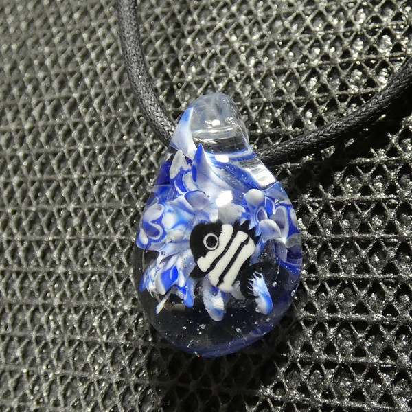 サンゴと魚一匹NO.2（ガラス、とんぼ玉、海、サンゴ、魚、一点物、ネックレス）