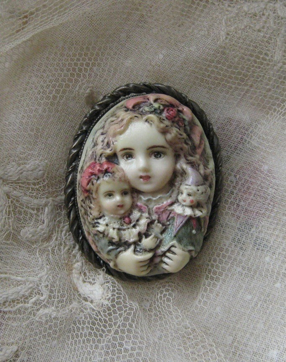 彩色 樹脂カメオ ブローチ ビスクドール を抱く 少女 オルゴールピエロ