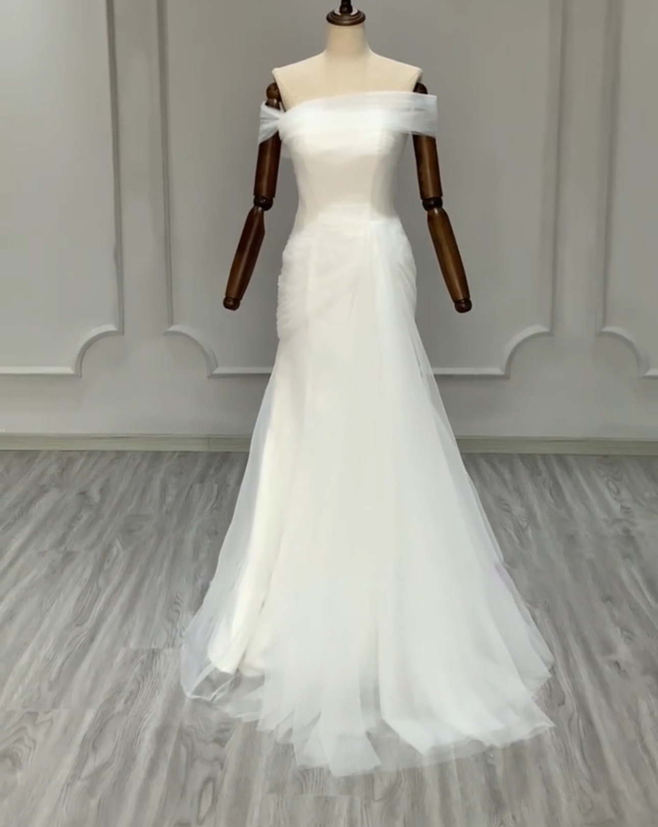 送料無料　肩出し　白　カラー変更可能　二次会スレンダーライン　細見えシルエット　ギャザーフリル　短いトレーンお呼ばれ花嫁