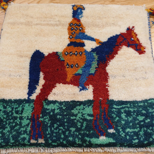 ペルシャ ギャッベ ミニマット 横42x41㎝ 馬に乗るカシュガイ族 T7701