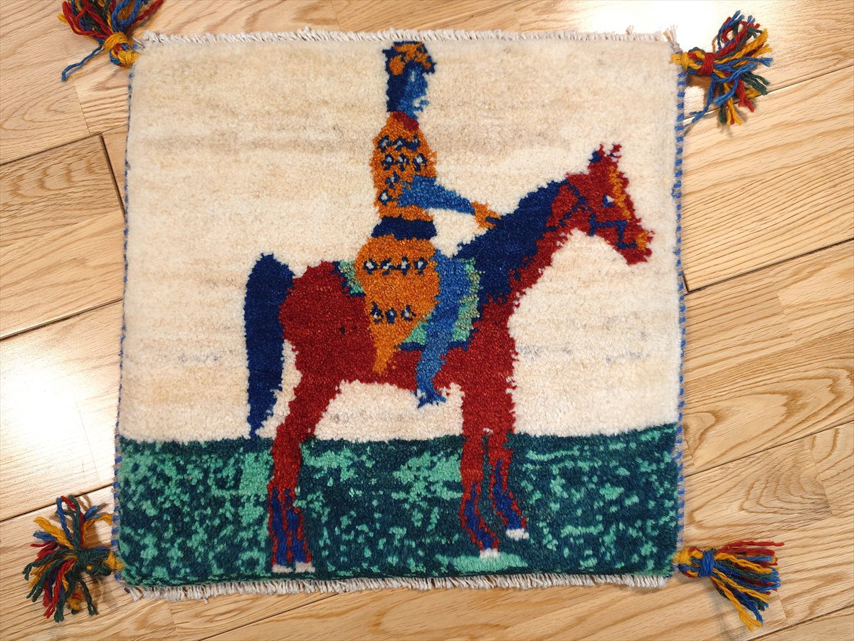 ペルシャ絨毯ギャッベ40cmx57cm カシュガイ族のギャッベミニ絨毯 ペルシャ ギャッベ ミニマット 横42x41㎝ 馬に乗るカシュガイ族 T7701