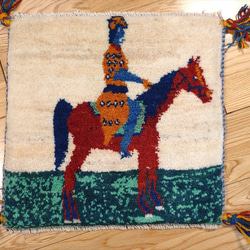 ペルシャ絨毯ギャッベ40cmx57cm カシュガイ族のギャッベミニ絨毯 ペルシャ ギャッベ ミニマット 横42x41㎝ 馬に乗るカシュガイ族 T7701