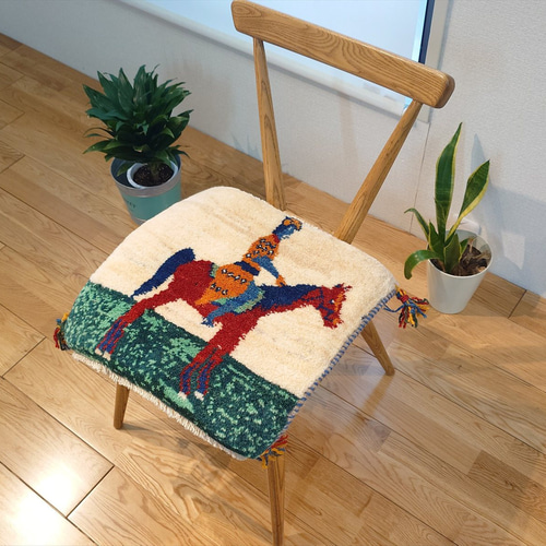 ペルシャ ギャッベ ミニマット 横42x41㎝ 馬に乗るカシュガイ族 T7701