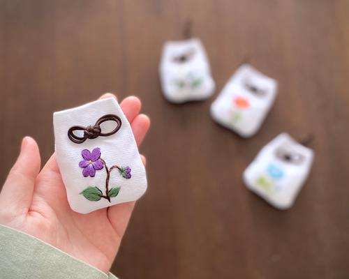 匂い袋 刺繍 手作り平和のお守り 虫除 よもぎ 素敵な 小香包 5個セット 季節の花を纏った小さな刺繍お守り袋(スミレ) その他雑貨 NOIR 通販