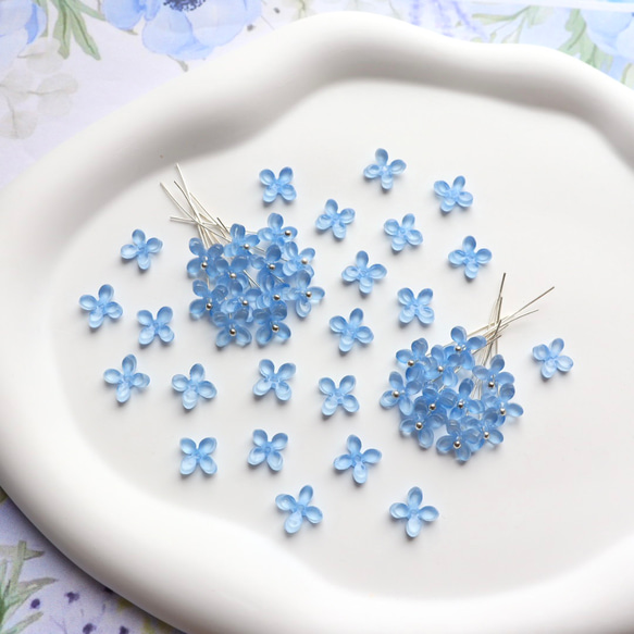 オリジナル新色★8mmアジサイ　四つ葉　お花のアセテートパーツ　ライトブルー 1枚目の画像