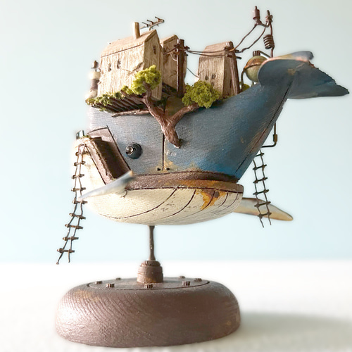 Art　クジラ　ブリキオブジェ　木製台付き　インド製 HomeArt クジラ ブリキオブジェ 木製台付き インド製