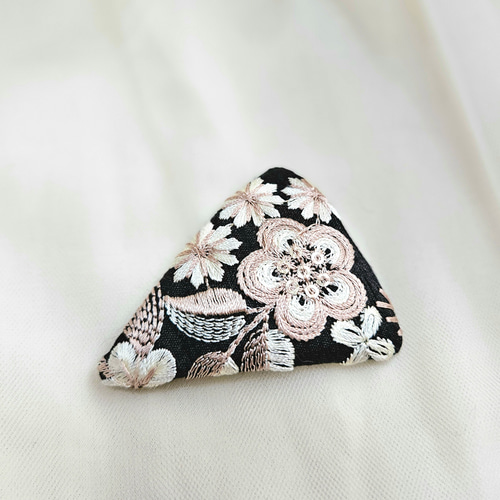 ヘアピン パッチンピン 大きめ インド刺繍リボン さんかく 花柄 三角