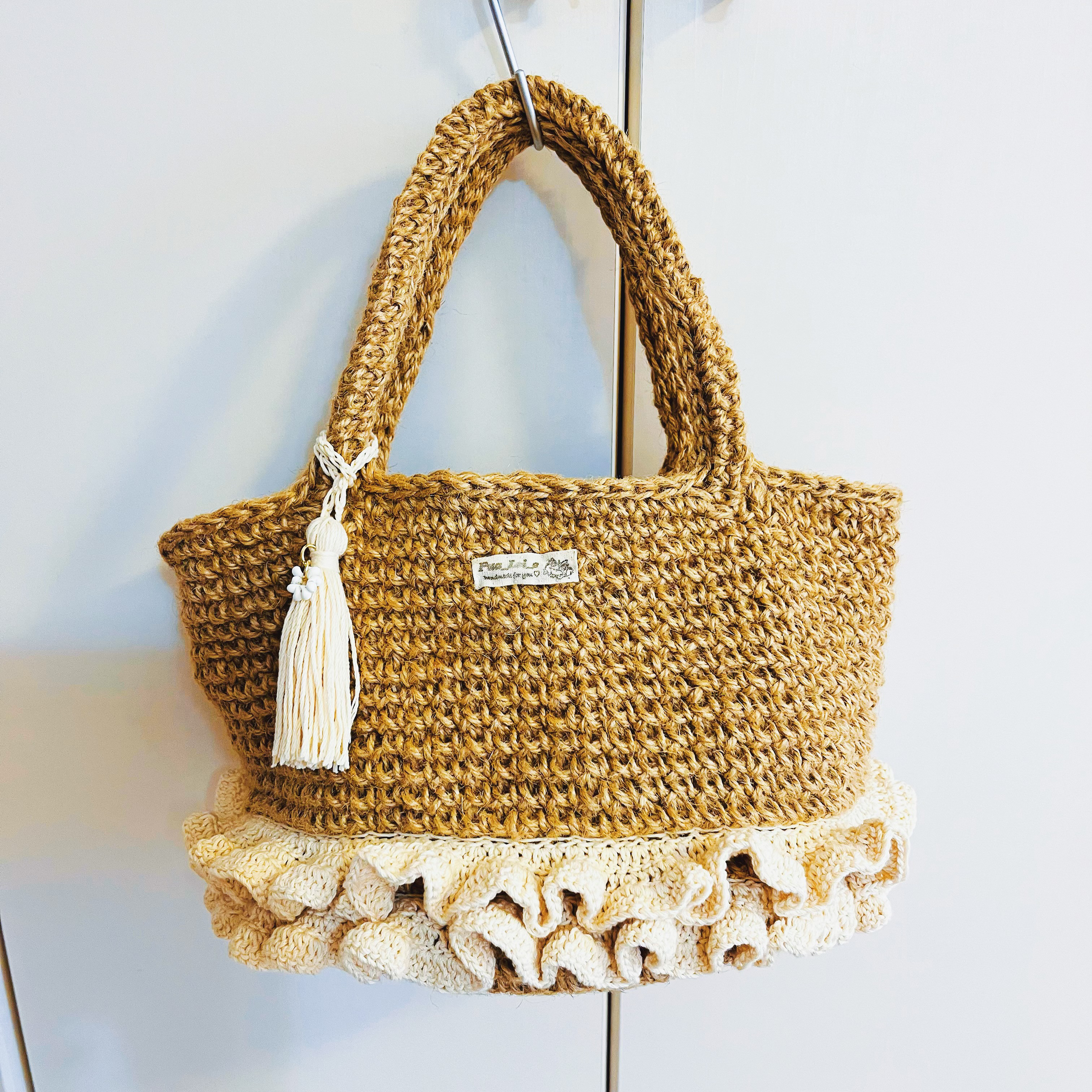 《ハワイの海からの贈り物モンゴシェルつきタッセルつき》フリルチュチュ♡麻ひもかごバッグ（ホワイト）