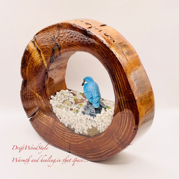 一つ限りの流木アート 水辺のカワセミ ジオラマ 流木 フィギュア 置物 動物 鳥 インテリア レジン 水辺 N39 8枚目の画像