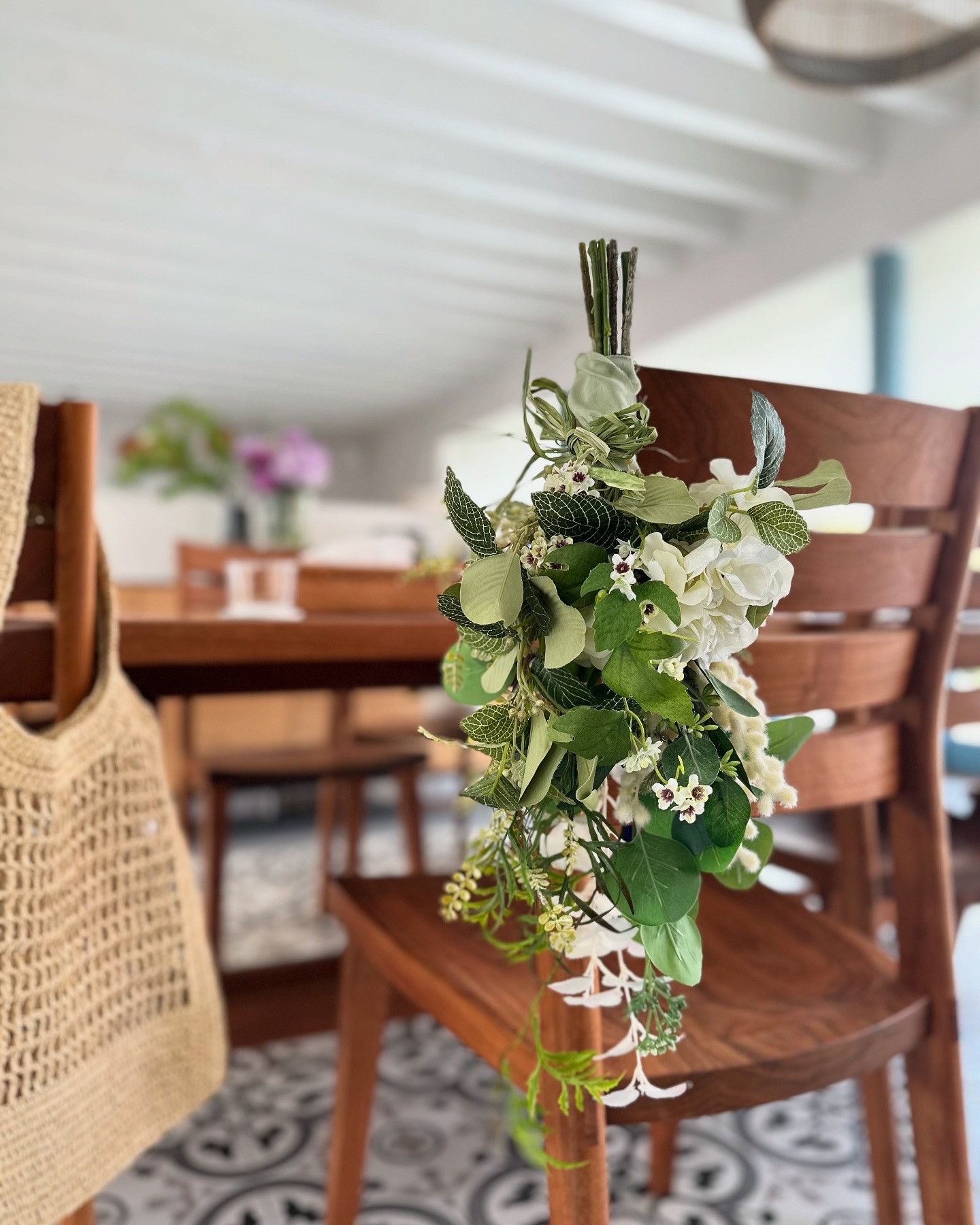 可憐で軽やかな白グリーンスワッグ（一点もの／フェイクグリーン／壁飾り）