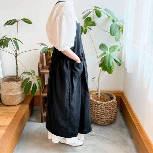 ワンピースエプロン＊ふんわりギャザー＊ブラック＊バッククロスカフェ