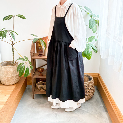 ワンピースエプロン＊ふんわりギャザー＊ブラック＊バッククロスカフェ