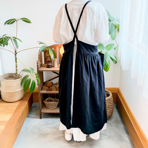 ワンピースエプロン＊ふんわりギャザー＊ブラック＊バッククロスカフェ