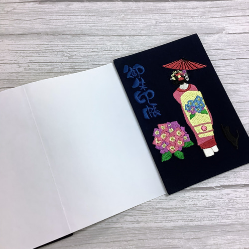 【まゆにゃん】　ステキなネモフィラ　見開き御朱印です 紫陽花と猫ちゃんと舞妓さんの御朱印帳 その他雑貨 刺しゅう屋さんの