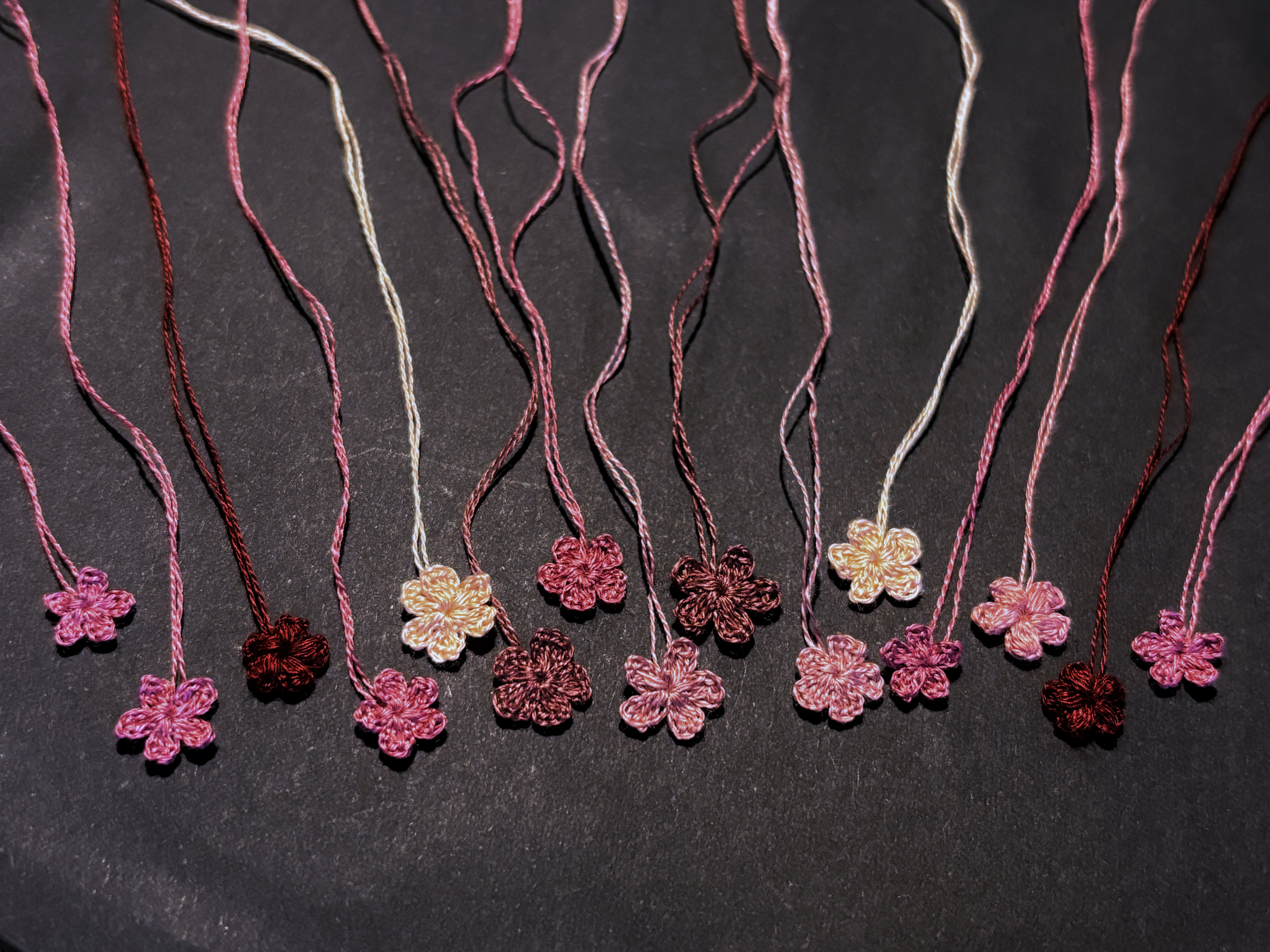 ハンドメイド 資材 パーツ 赤 ピンク 花 手編み かぎ針編み かぎ編み