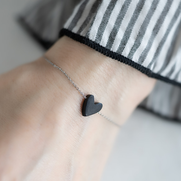 【 ステンレス 】ワンタッチブレスレット / 小さなハート / ブラック 1枚目の画像