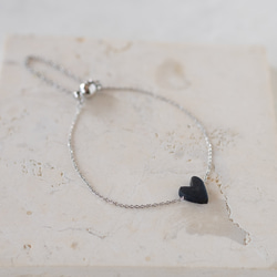【 ステンレス 】ワンタッチブレスレット / 小さなハート / ブラック 2枚目の画像