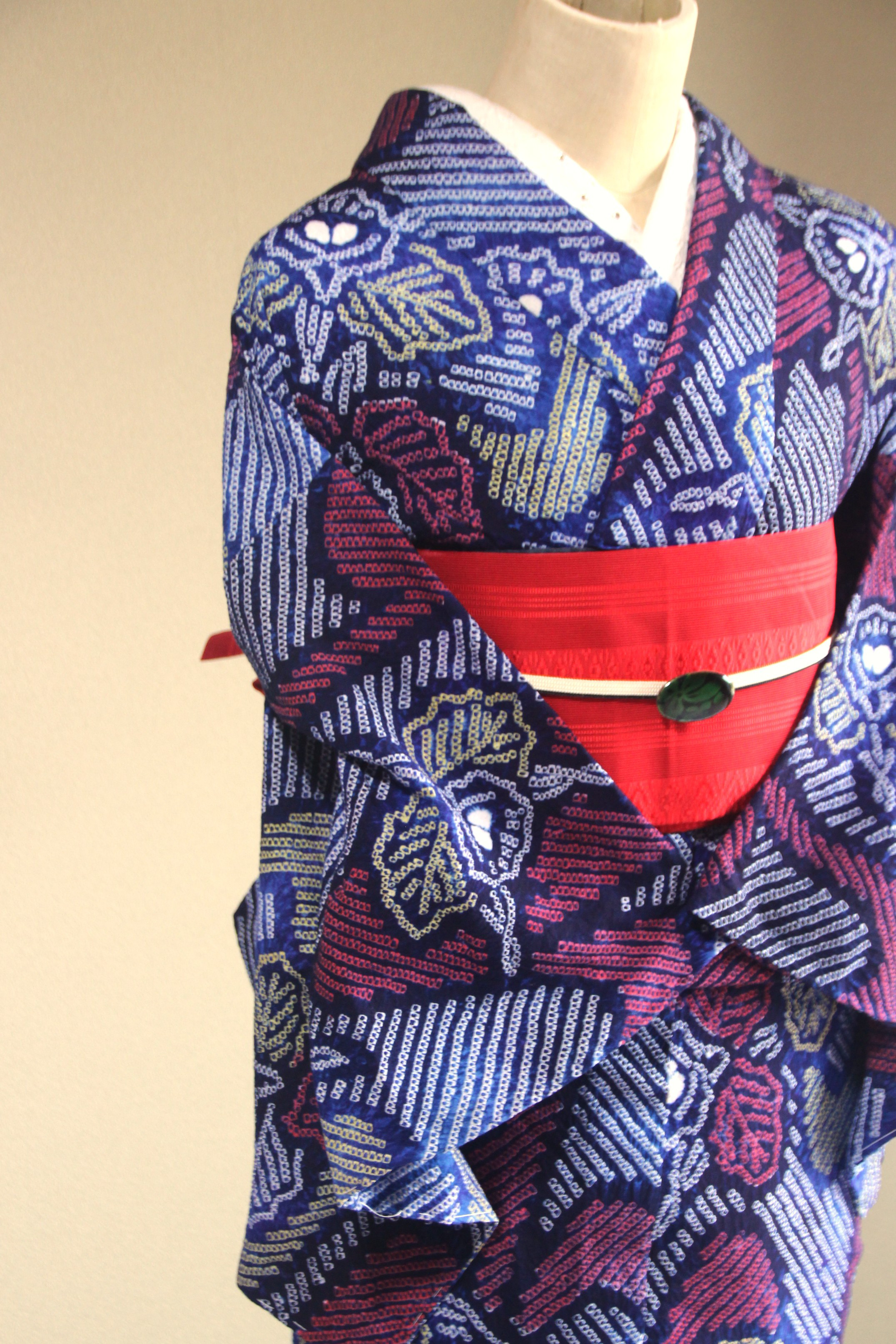 ◇現代 有松鳴海絞　浴衣◇【濃紺青赤】変わり壺垂れに花の配置が大人かっこいい　裄67ｃｍトールサイズ木綿浴衣