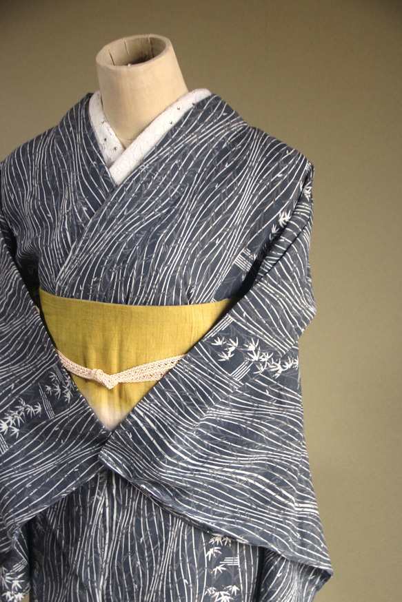 手縫い　浴衣　グレー 手染め型染浴衣 【グレー】細縞に柳と笹 すっきりと粋な着姿