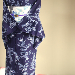 手染め型染　綿絽浴衣　【濃紺】　杜若に流水　落ち着いた大人の雰囲気の小紋柄　袖長めトールサイズ　裄67ｃｍ　総手縫い 6枚目の画像