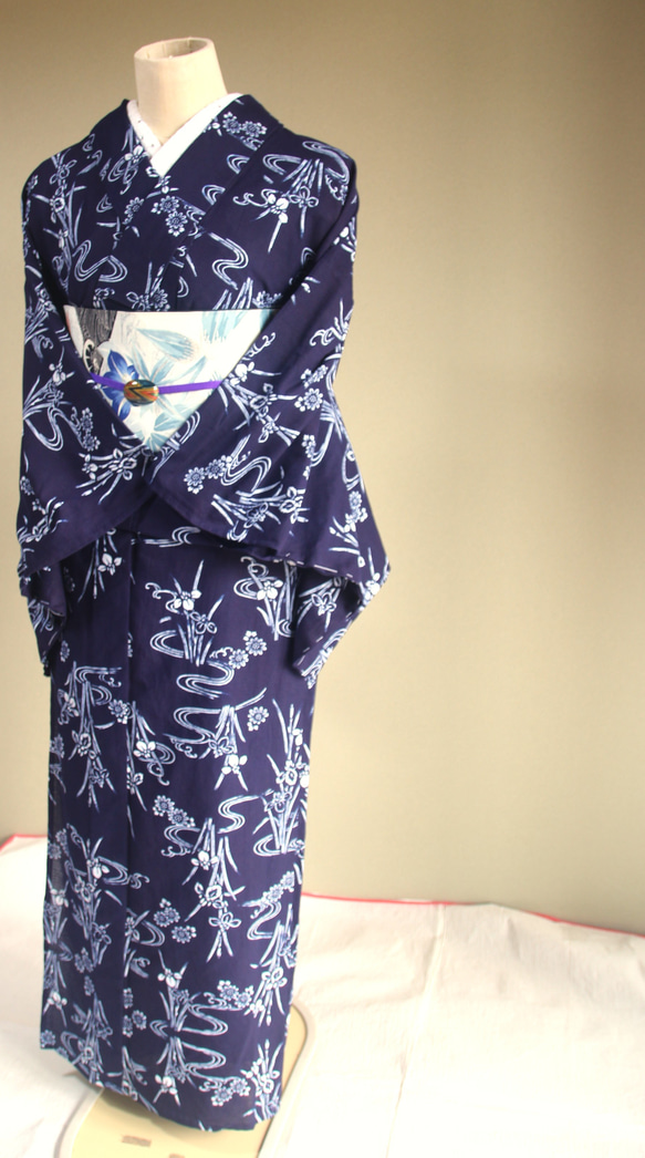 手染め型染　綿絽浴衣　【濃紺】　杜若に流水　落ち着いた大人の雰囲気の小紋柄　袖長めトールサイズ　裄67ｃｍ　総手縫い 6枚目の画像