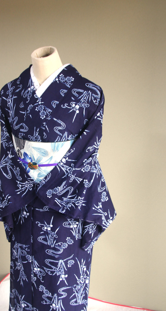 手染め型染　綿絽浴衣　【濃紺】　杜若に流水　落ち着いた大人の雰囲気の小紋柄　袖長めトールサイズ　裄67ｃｍ　総手縫い 2枚目の画像