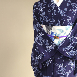 手染め型染　綿絽浴衣　【濃紺】　杜若に流水　落ち着いた大人の雰囲気の小紋柄　袖長めトールサイズ　裄67ｃｍ　総手縫い 11枚目の画像