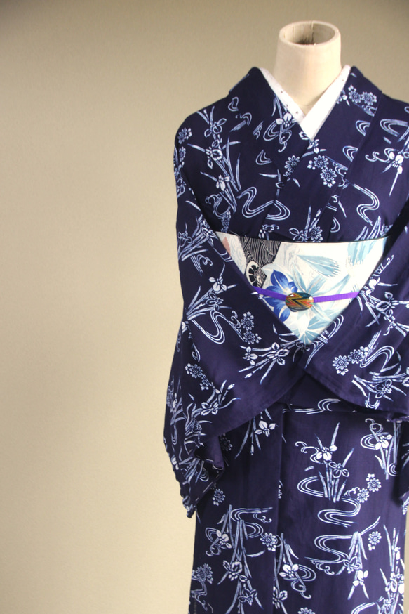 手染め型染　綿絽浴衣　【濃紺】　杜若に流水　落ち着いた大人の雰囲気の小紋柄　袖長めトールサイズ　裄67ｃｍ　総手縫い 11枚目の画像