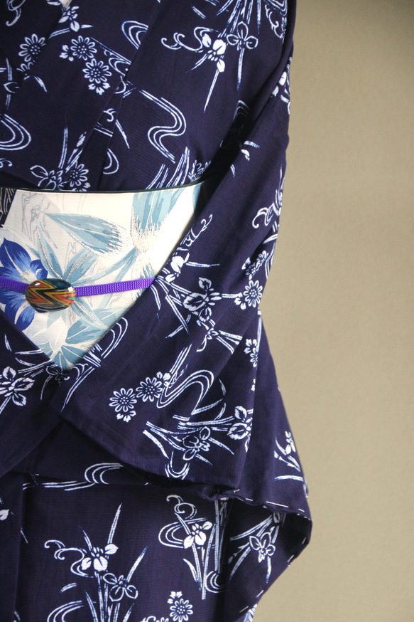 手染め型染　綿絽浴衣　【濃紺】　杜若に流水　落ち着いた大人の雰囲気の小紋柄　袖長めトールサイズ　裄67ｃｍ　総手縫い 9枚目の画像