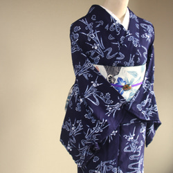 手染め型染　綿絽浴衣　【濃紺】　杜若に流水　落ち着いた大人の雰囲気の小紋柄　袖長めトールサイズ　裄67ｃｍ　総手縫い 13枚目の画像