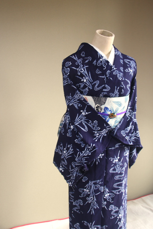 手染め型染　綿絽浴衣　【濃紺】　杜若に流水　落ち着いた大人の雰囲気の小紋柄　袖長めトールサイズ　裄67ｃｍ　総手縫い 13枚目の画像