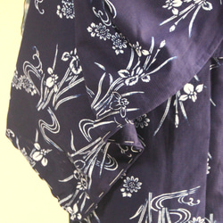 手染め型染　綿絽浴衣　【濃紺】　杜若に流水　落ち着いた大人の雰囲気の小紋柄　袖長めトールサイズ　裄67ｃｍ　総手縫い 16枚目の画像