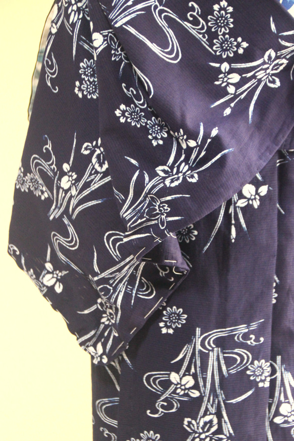 手染め型染　綿絽浴衣　【濃紺】　杜若に流水　落ち着いた大人の雰囲気の小紋柄　袖長めトールサイズ　裄67ｃｍ　総手縫い 16枚目の画像