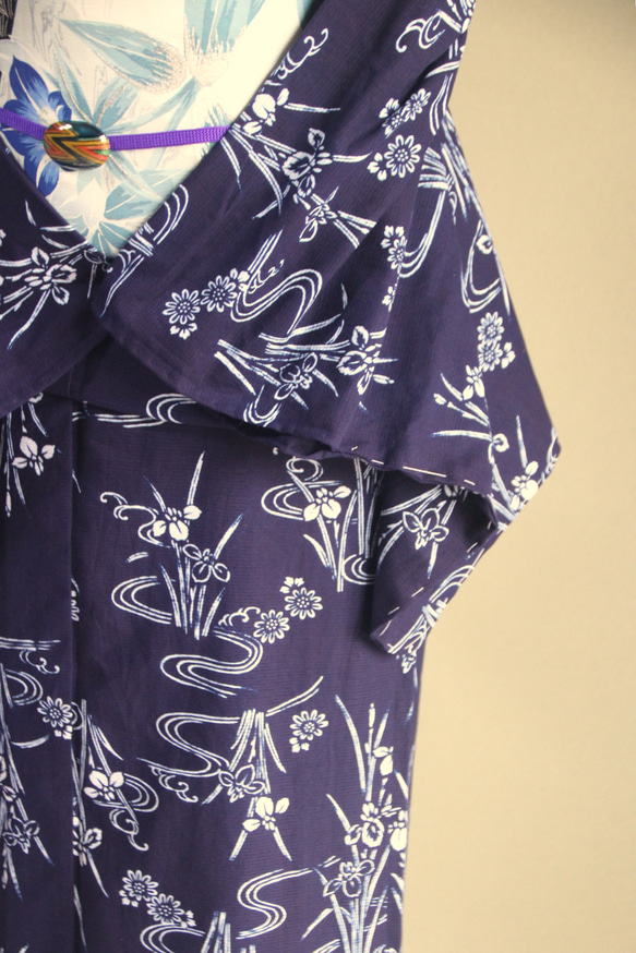 手染め型染　綿絽浴衣　【濃紺】　杜若に流水　落ち着いた大人の雰囲気の小紋柄　袖長めトールサイズ　裄67ｃｍ　総手縫い 4枚目の画像