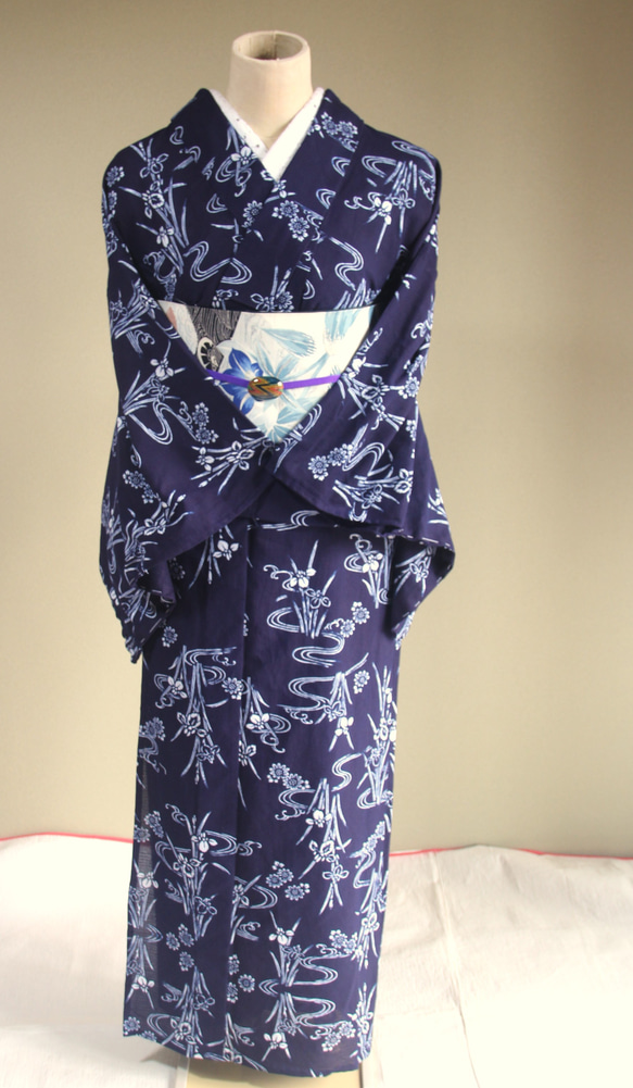 手染め型染　綿絽浴衣　【濃紺】　杜若に流水　落ち着いた大人の雰囲気の小紋柄　袖長めトールサイズ　裄67ｃｍ　総手縫い 12枚目の画像
