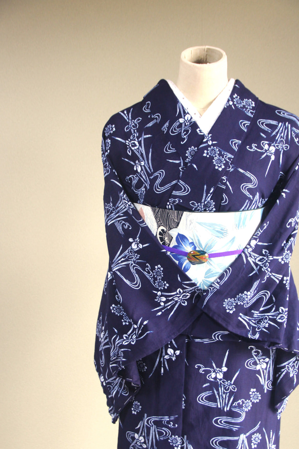 手染め型染　綿絽浴衣　【濃紺】　杜若に流水　落ち着いた大人の雰囲気の小紋柄　袖長めトールサイズ　裄67ｃｍ　総手縫い 7枚目の画像