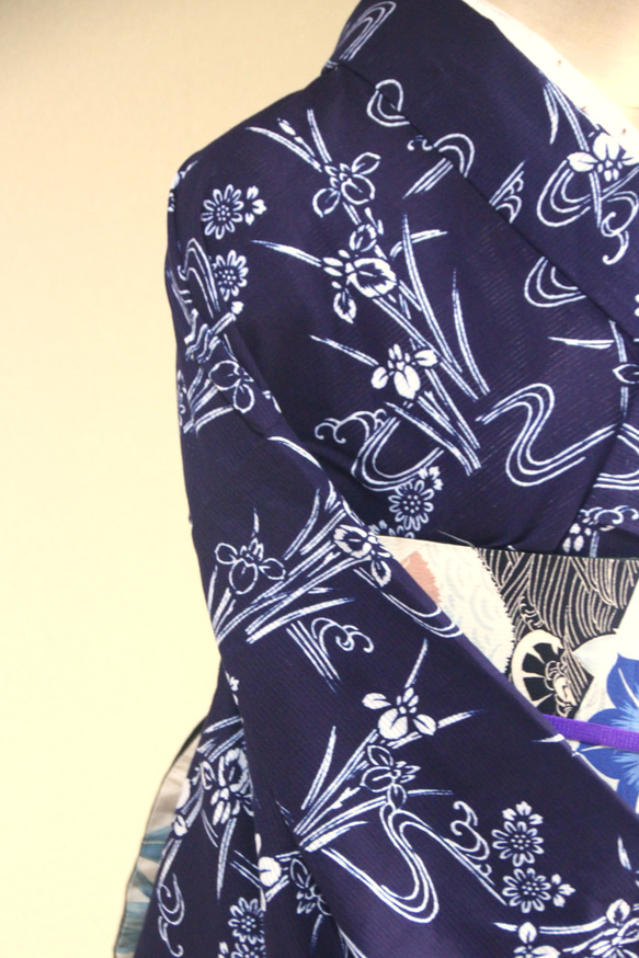 手染め型染　綿絽浴衣　【濃紺】　杜若に流水　落ち着いた大人の雰囲気の小紋柄　袖長めトールサイズ　裄67ｃｍ　総手縫い 14枚目の画像