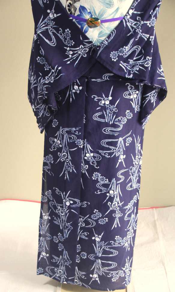 手染め型染　綿絽浴衣　【濃紺】　杜若に流水　落ち着いた大人の雰囲気の小紋柄　袖長めトールサイズ　裄67ｃｍ　総手縫い 10枚目の画像