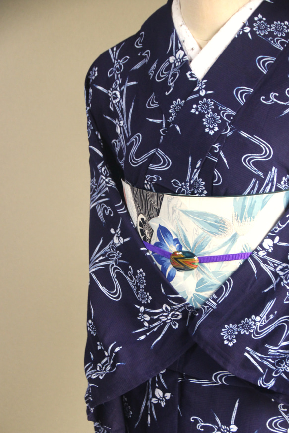 手染め型染　綿絽浴衣　【濃紺】　杜若に流水　落ち着いた大人の雰囲気の小紋柄　袖長めトールサイズ　裄67ｃｍ　総手縫い 3枚目の画像