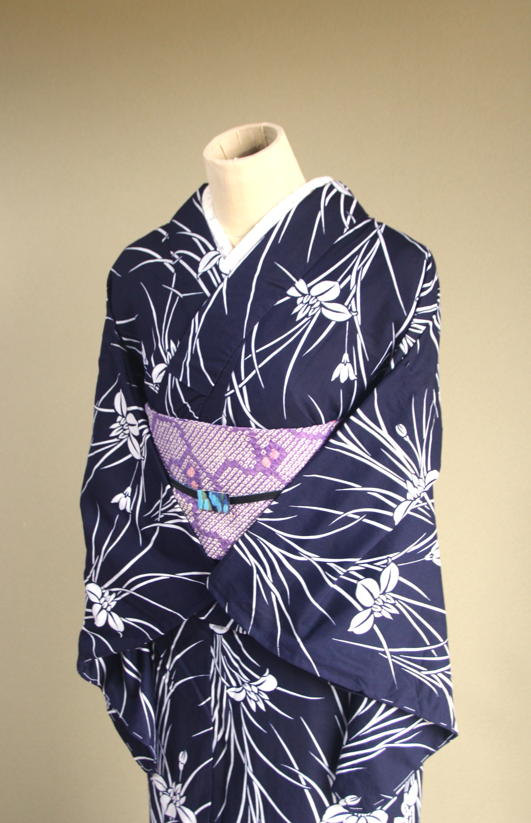 手染め型染　型染浴衣　【濃紺】　普遍的な菖蒲柄がクラシカルな雰囲気　袖長め　裄65.5ｃｍ　総手縫い木綿