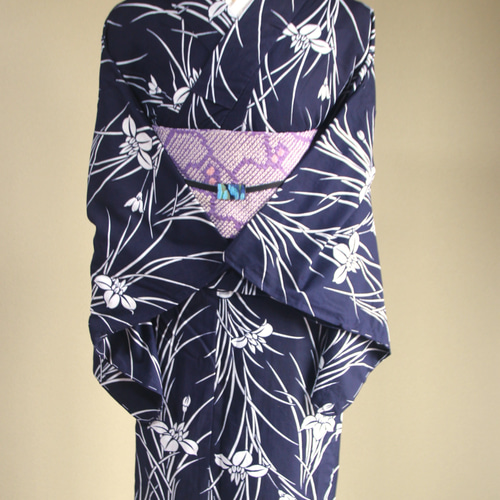 手染め型染 型染浴衣 【濃紺】 普遍的な菖蒲柄がクラシカルな雰囲気 袖