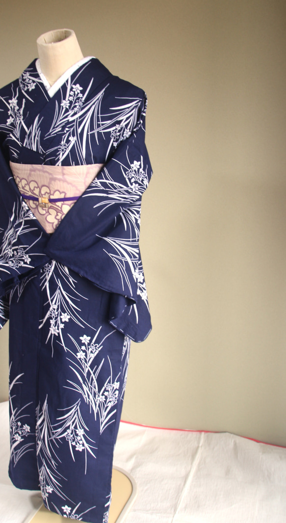 手染め型染　型染浴衣　【濃紺】　可憐な小花柄がクラシカルな雰囲気　裄65ｃｍ　袖長め　木綿 4枚目の画像