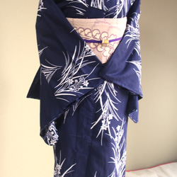 手染め型染　型染浴衣　【濃紺】　可憐な小花柄がクラシカルな雰囲気　裄65ｃｍ　袖長め　木綿 1枚目の画像