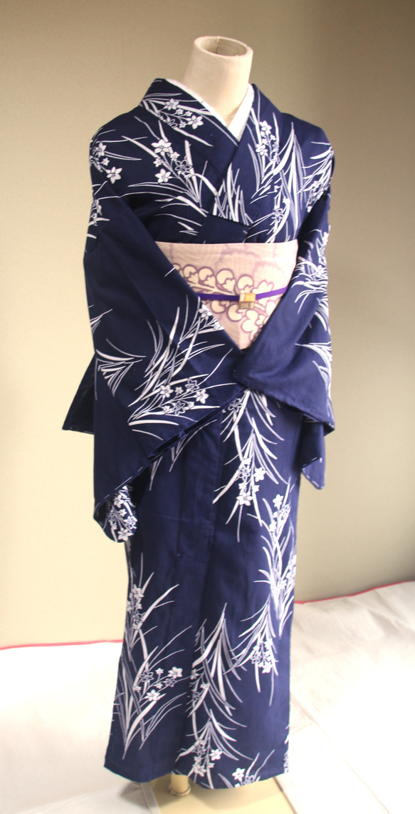 手染め型染　型染浴衣　【濃紺】　可憐な小花柄がクラシカルな雰囲気　裄65ｃｍ　袖長め　木綿 1枚目の画像