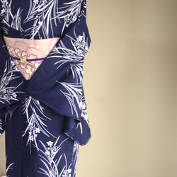 手染め型染　型染浴衣　【濃紺】　可憐な小花柄がクラシカルな雰囲気　裄65ｃｍ　袖長め　木綿 3枚目の画像