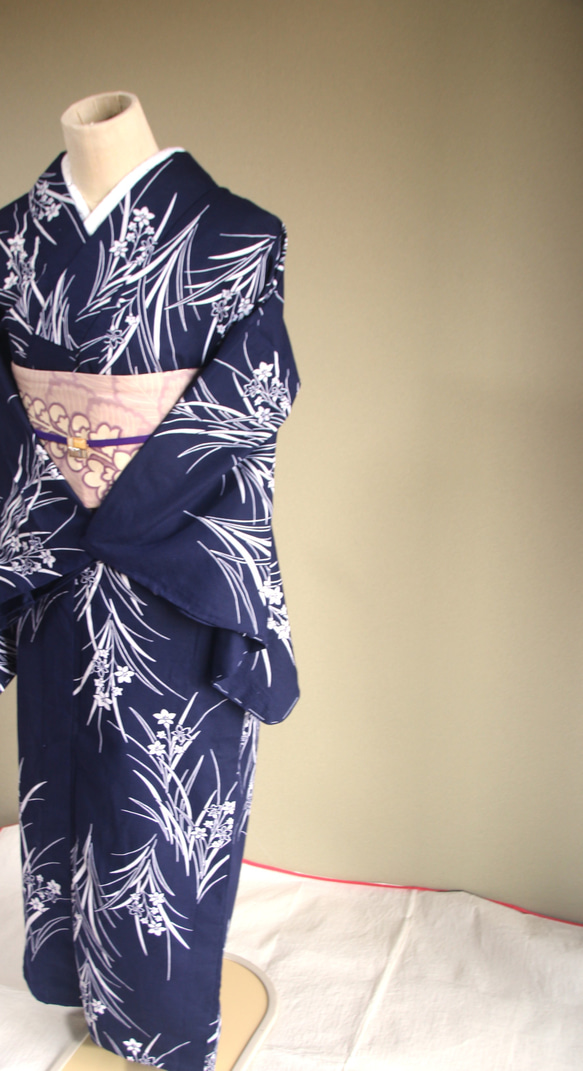 手染め型染　型染浴衣　【濃紺】　可憐な小花柄がクラシカルな雰囲気　裄65ｃｍ　袖長め　木綿 3枚目の画像